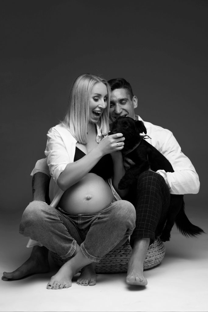 para w ciąży z pieskiem studio fotograficzne kominka 22 legnica